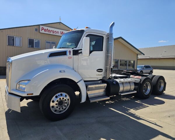 2023 Kenworth T880